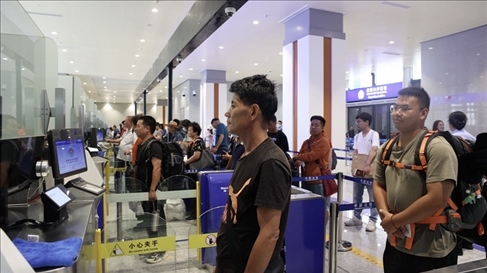 6月13日，乘坐中老鐵路國際旅客列車的旅客在磨憨邊檢大廳排隊候檢。李揚 攝