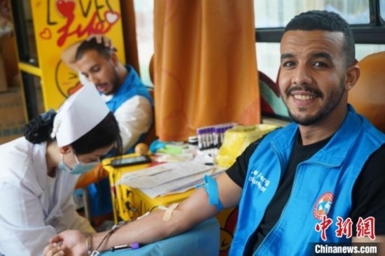 6月13日，在第20個世界獻血者日前夕，20名在贛留學(xué)生組團前往血站獻血。吳迪 攝