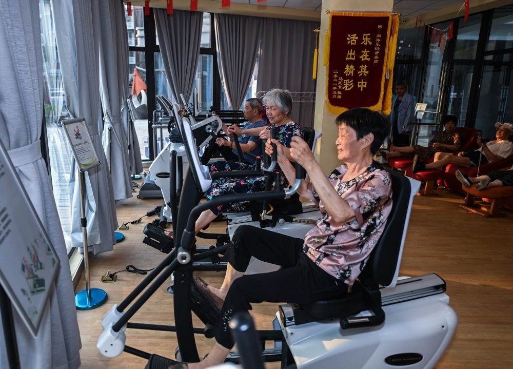 在浙江嘉興市南湖區(qū)新嘉街道電子社區(qū)鄰里中心的長者運動健康之家內(nèi)，老人們在進行器械鍛煉（2023年6月14日攝）。新華社記者 徐昱 攝
