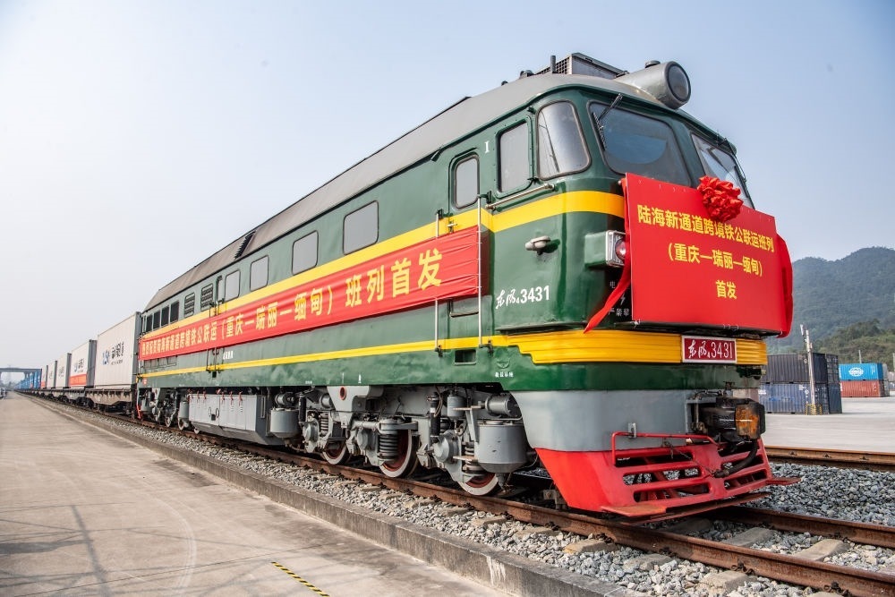 陸海新通道跨境鐵公聯(lián)運班列（重慶—瑞麗—緬甸）首發(fā)班列在重慶江津小南埡鐵路物流中心等候發(fā)車（2023年4月3日攝）。新華社記者 唐奕 攝