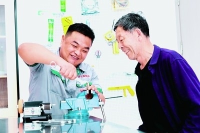 上流佳苑社區(qū)便民服務(wù)中心維修師傅李磊為社區(qū)居民提供服務(wù)。資料圖片