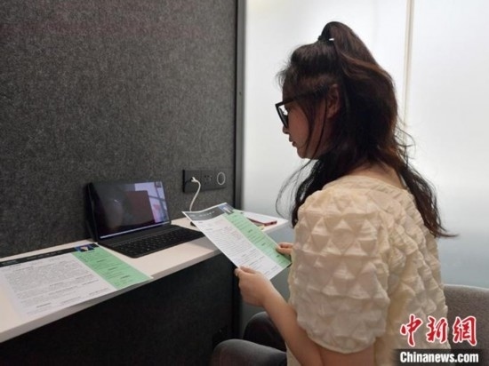 學(xué)生通過“云面試空間”進(jìn)行求職面試。劉棟 攝