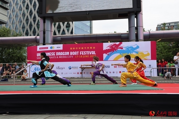 中華武術(shù)表演吸引了眾多英國(guó)觀眾。人民網(wǎng)記者 邢雪攝