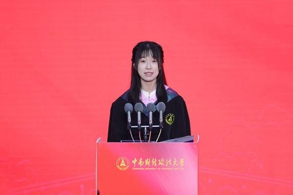 王若研在畢業(yè)典禮上發(fā)言。崔楨楨 攝