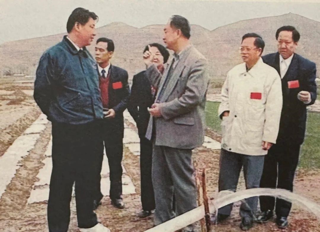 △1997年4月20日，習(xí)近平在寧夏固原市隆德縣調(diào)研。