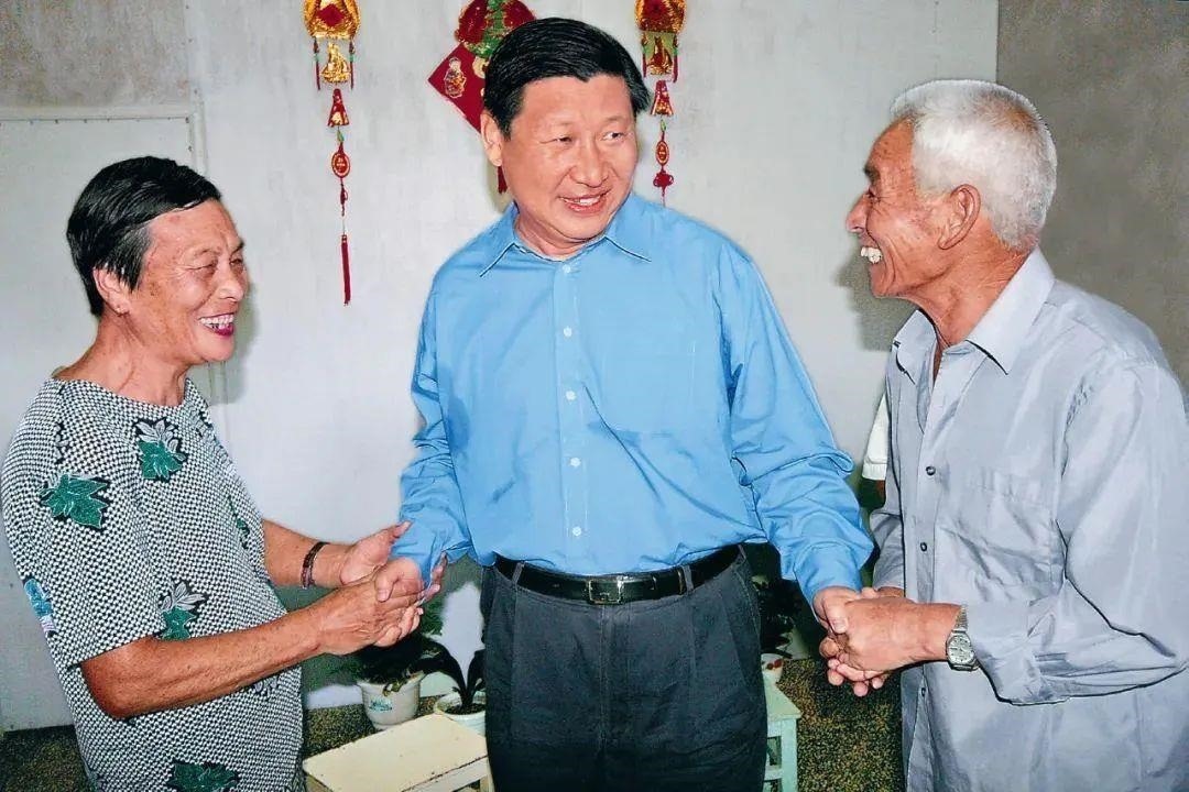 △2006年9月21日，習(xí)近平在浙江省舟山市普陀區(qū)東極鎮(zhèn)看望當?shù)貪O民。