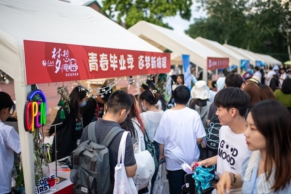 市集現(xiàn)場(chǎng)。人民網(wǎng)記者 翁奇羽攝