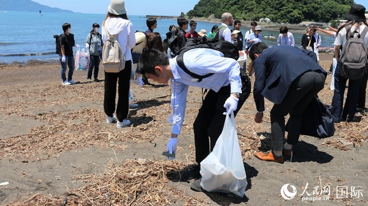 學(xué)生們體驗(yàn)海岸清掃。人民網(wǎng) 許可攝