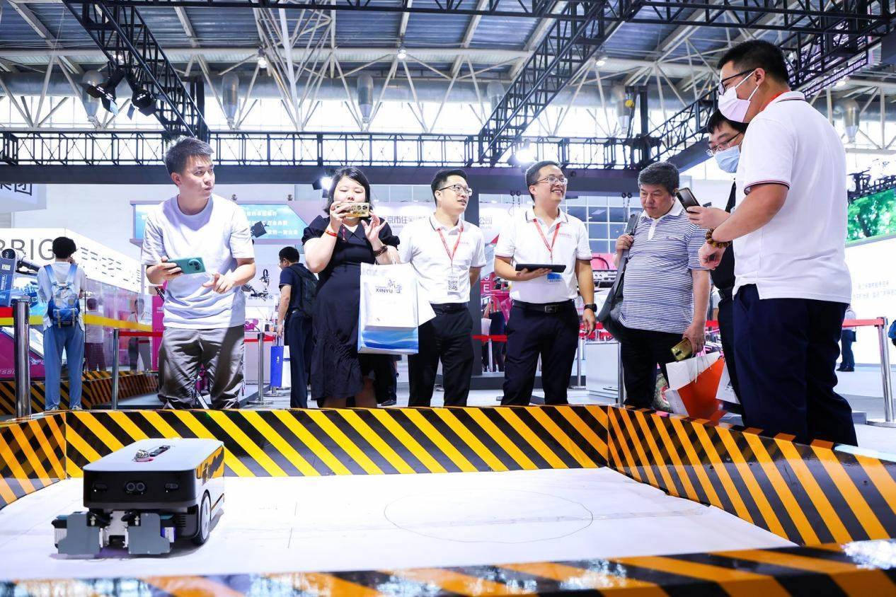 講解員向觀眾介紹智能劃線機(jī)器人。來(lái)源：受訪方供圖