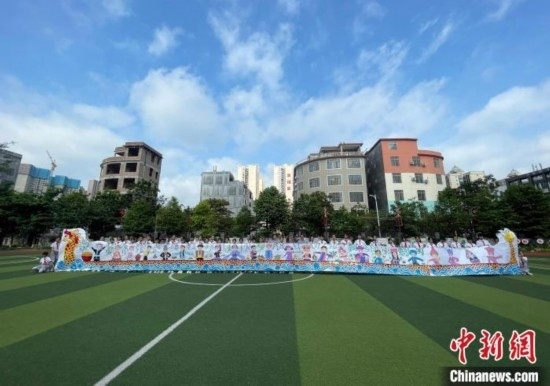 圖為學(xué)生們展示剛完成的長(zhǎng)卷。 興業(yè)縣融媒體中心供圖