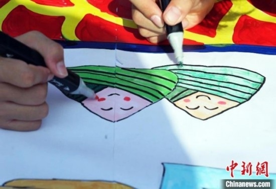 圖為長(zhǎng)卷繪畫現(xiàn)場(chǎng)。 興業(yè)縣融媒體中心供圖