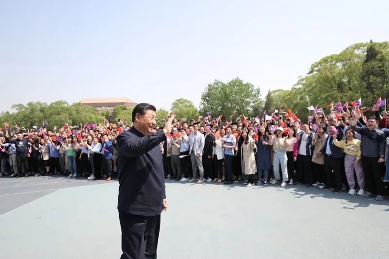 2021年4月19日，在清華大學(xué)建校110周年校慶日即將來臨之際，習(xí)近平來到清華大學(xué)考察。圖為習(xí)近平離開學(xué)校時(shí)，同師生們揮手致意。新華社記者 鞠鵬 攝