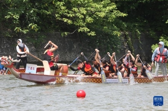 6月23日，在江蘇省宜興市舉行的龍舟競渡賽中，參賽選手們奮力拼搏。