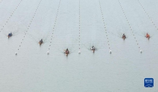 6月23日，在江蘇省泰州市水上運動訓(xùn)練基地，人們參加龍舟比賽（無人機(jī)照片）。