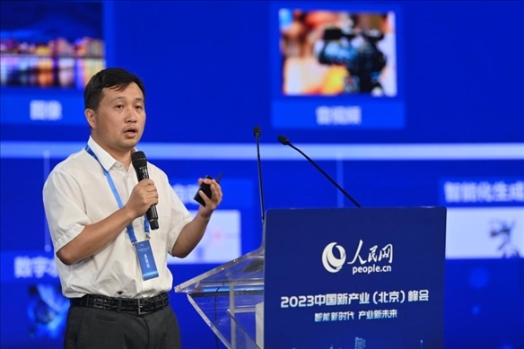 人民中科研究院院長(zhǎng)、首席科學(xué)家李兵發(fā)表主旨演講。人民網(wǎng)記者 于凱攝