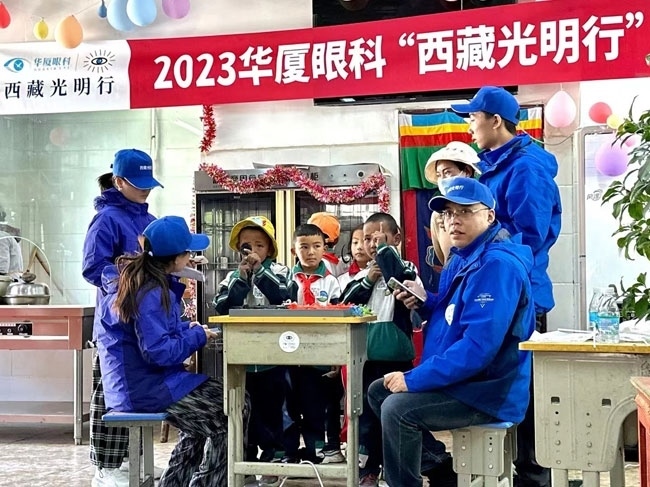 華廈眼科醫(yī)務(wù)人員對(duì)當(dāng)?shù)厣倌陜和M(jìn)行近視、弱視、斜視篩查。人民網(wǎng)記者 李棟攝