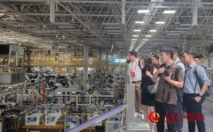 外媒記者在廣汽埃安車間參觀。人民網(wǎng) 寧玉瑛攝