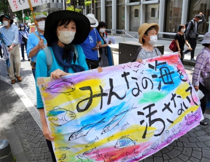 2023年6月20日，日本民眾在福島縣政府周圍舉行抗議活動，強(qiáng)烈反對核污水排海計劃，呼吁保護(hù)漁業(yè)資源。圖片來源：《朝日新聞》