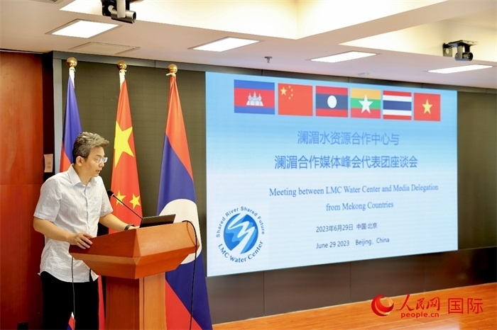 由瀾湄六國(guó)有關(guān)部門(mén)及主流媒體等組成的采訪(fǎng)團(tuán)與中方代表在瀾湄水資源合作中心舉行座談會(huì)。水利部國(guó)際合作與科技司副司長(zhǎng)、一級(jí)巡視員、瀾湄水資源合作聯(lián)合工作組中方組長(zhǎng)李戈發(fā)表講話(huà)。（人民網(wǎng) 李世奇攝）