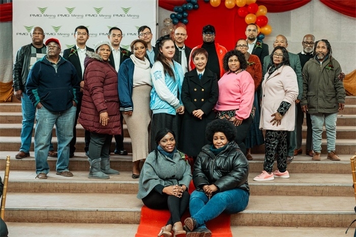 PMG礦業(yè)公司股東和管理團隊和演講嘉賓合影。（圖片來源：廣西大錳南非PMG礦業(yè)有限公司）