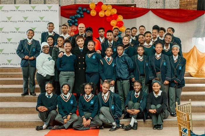 Blinkklip高中的學生們。（圖片來源：廣西大錳南非PMG礦業(yè)有限公司）