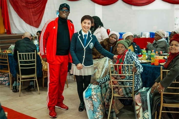 Micheal Mohala中將、黃琳與社區(qū)老人合影。（圖片來源：廣西大錳南非PMG礦業(yè)有限公司）