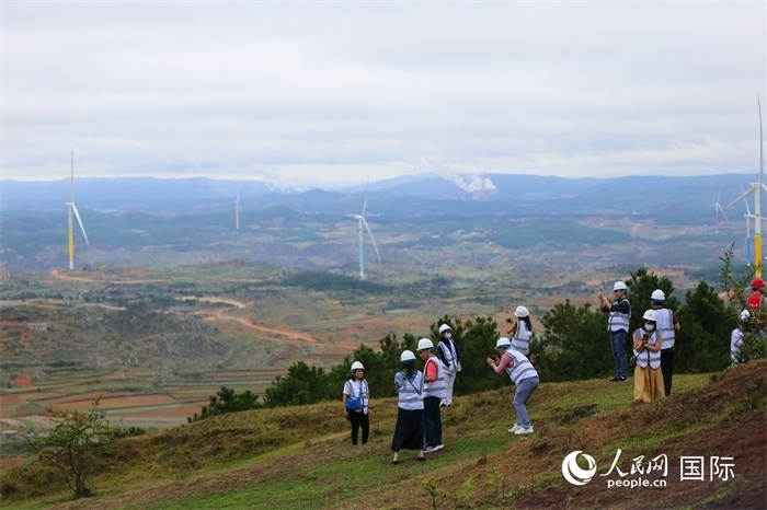 瀾湄記者團在富源西風電基地拍照“打卡”。（人民網(wǎng) 李發(fā)興攝）
