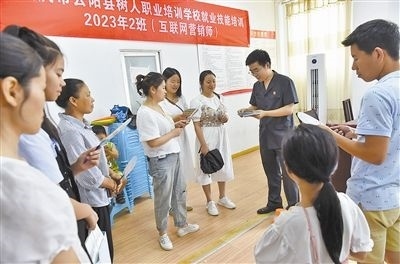  圖③：法院干警現(xiàn)場(chǎng)指導(dǎo)鄉(xiāng)村“代理家長(zhǎng)”如何正確管護(hù)留守兒童。