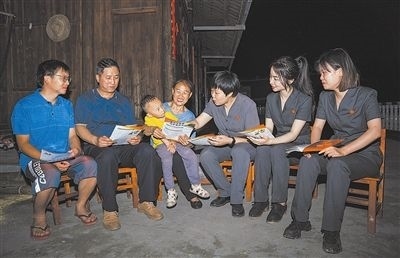 “法治屋場會(huì)”上，法院黨員志愿服務(wù)隊(duì)在給種植戶普及法律知識(shí)。