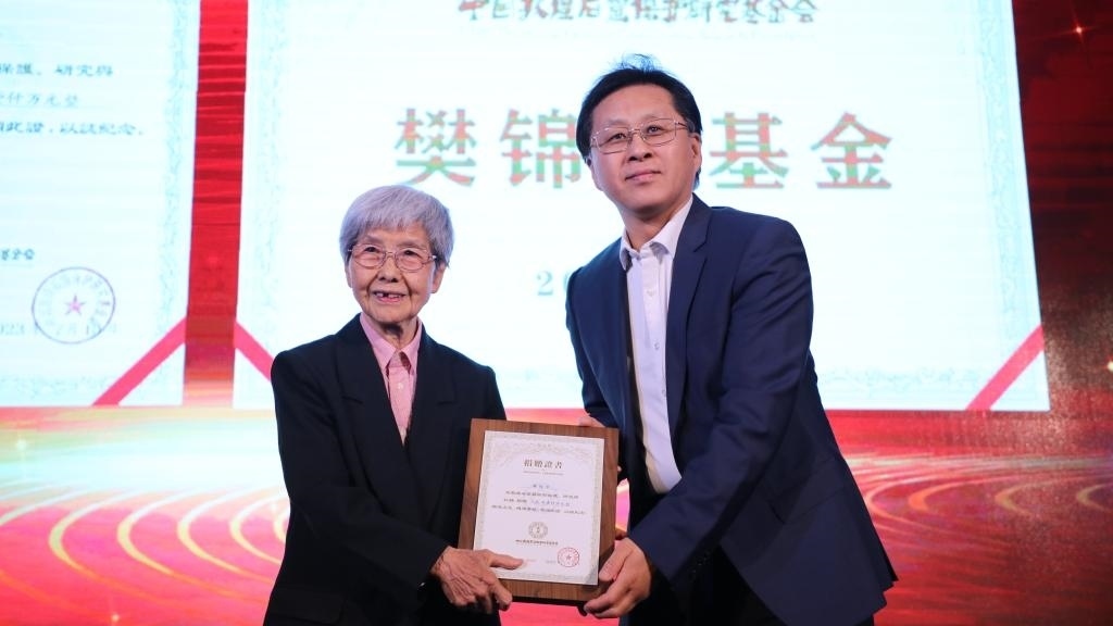 國家文物局黨組成員、副局長解冰（右）為樊錦詩（左）頒發(fā)捐贈證書。新華社記者張睿 攝