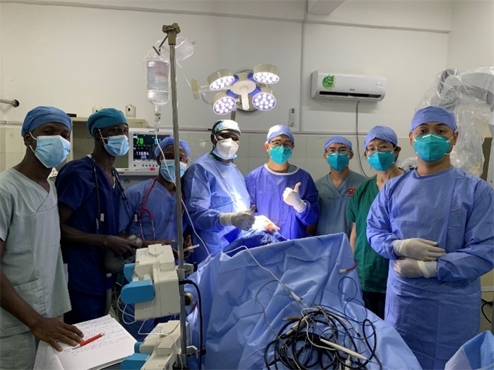 腦膿腫手術(shù)成功，全體參與手術(shù)的醫(yī)務(wù)工作者合影留念。中國(guó)第二十九批援幾內(nèi)亞醫(yī)療隊(duì)供圖