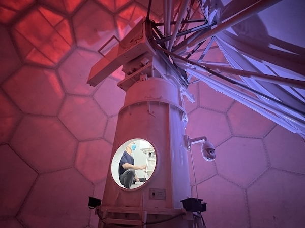 寧德國家天氣雷達(dá)站工作人員正在清洗雷達(dá)滑環(huán)。人民網(wǎng)高清揚(yáng)攝