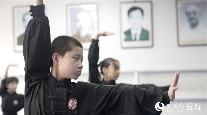 正在練習劈掛拳的武術(shù)學童。人民網(wǎng)記者 袁蒙攝