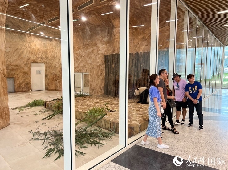 當(dāng)?shù)赜慰团c“四海”合影。人民網(wǎng)記者 張志文攝