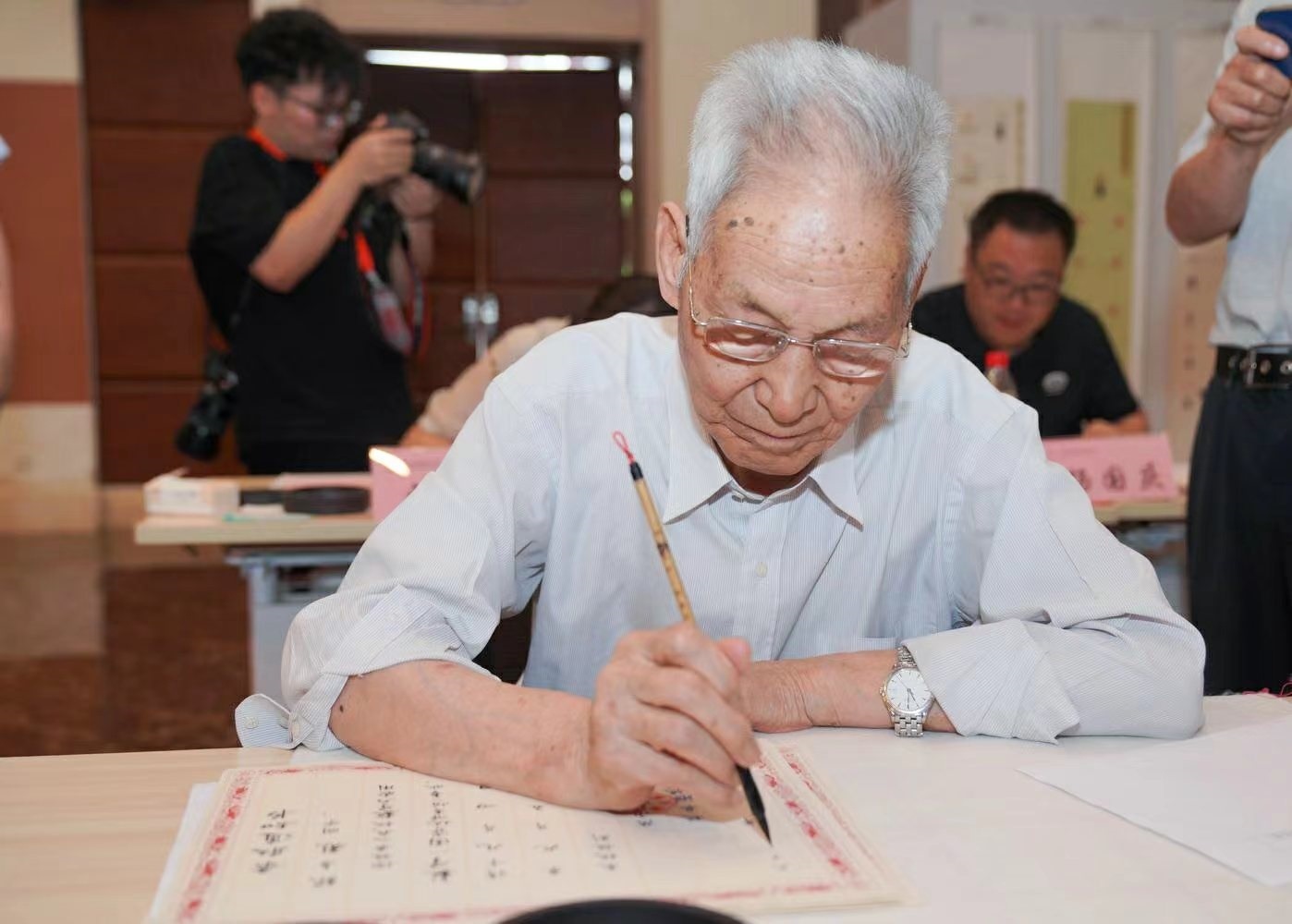 老教授們用毛筆書寫2023級新生錄取通知書。校方供圖