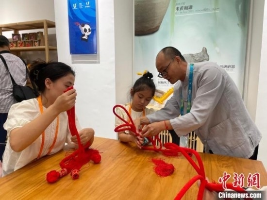 市民體驗制作吉祥如意結。祝歡 攝