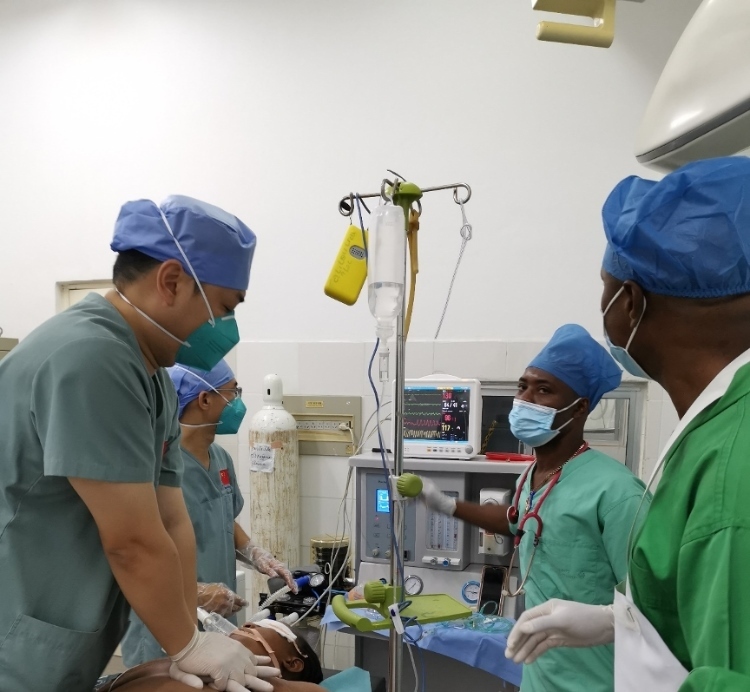 麻醉科李學斌醫(yī)生和手術室護士趙鈺進行復蘇搶救。中國第二十九批援幾內(nèi)亞醫(yī)療隊供圖