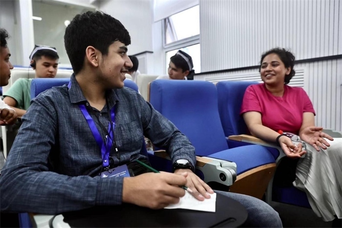 “上合小記者”在中國傳媒大學外語學院采訪留學生。中新社供圖