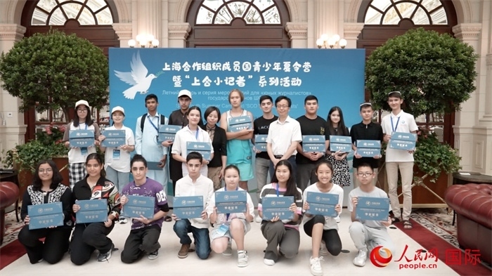 主辦單位為“上合小記者”頒發(fā)證書。實習生 方明軒攝