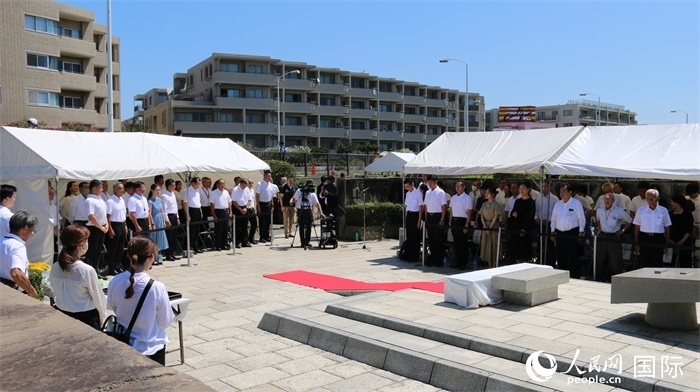 參加紀念活動者全體起立默禱。人民網(wǎng) 許可攝