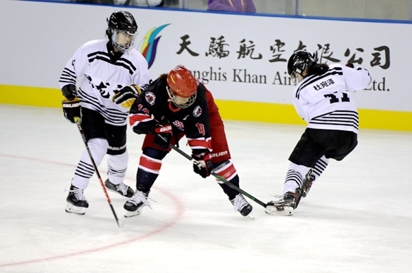 上海隊(duì)田博雅(中)與黑龍江隊(duì)杜宛澤爭(zhēng)搶。人民網(wǎng)記者 胡雪蓉?cái)z