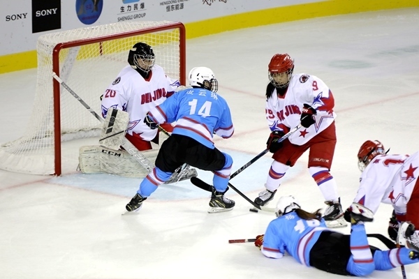 廣東隊(duì)球員與北京隊(duì)球員禁區(qū)混戰(zhàn)。人民網(wǎng)記者 胡雪蓉?cái)z