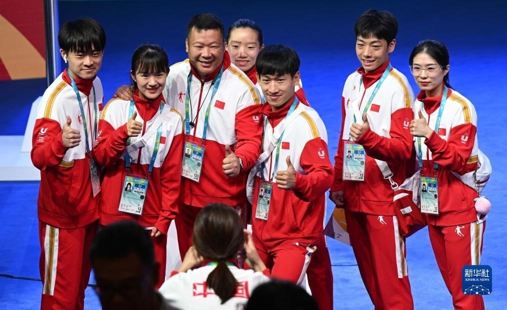 7月22日，中國(guó)代表團(tuán)部分成員在歡迎儀式后合影。新華社記者 王曦 攝