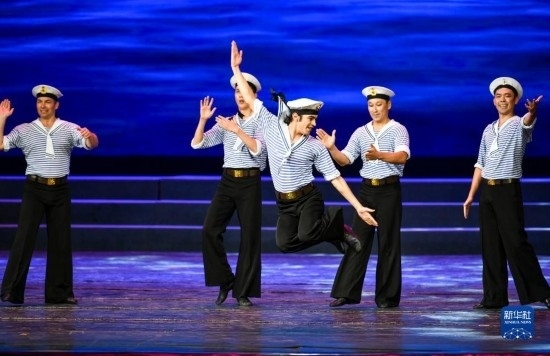 7月21日，哈薩克斯坦薩爾塔納國家舞蹈團的演員在演出。