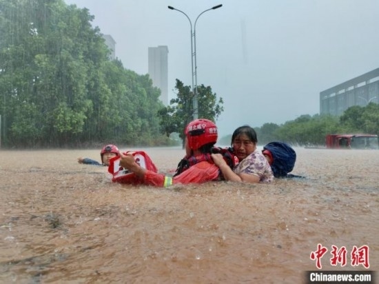 湖北咸寧暴雨引發(fā)內(nèi)澇， 消防營救民眾 朱燕林 攝
