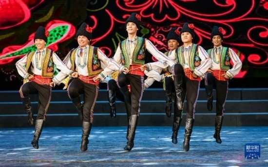 7月21日，哈薩克斯坦薩爾塔納國家舞蹈團的演員在演出。