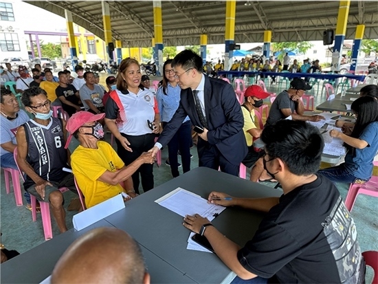 中方與菲方一道將中國(guó)援菲化肥分發(fā)至菲農(nóng)戶手中。中國(guó)駐菲律賓大使館供圖