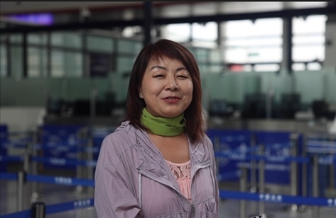 7月22日，曾經(jīng)在老撾瑯勃拉邦工作過3年的加拿大華僑孫月玲乘坐中老鐵路國(guó)際旅客列車從中國(guó)出境。衛(wèi)海林 攝