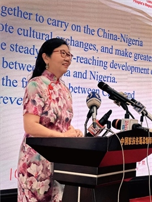 中國駐拉各斯總領(lǐng)館總領(lǐng)事嚴(yán)宇清致辭。駐拉各斯總領(lǐng)館供圖