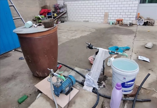 用來(lái)抽水的增壓泵。 人民網(wǎng)記者 金慧慧攝